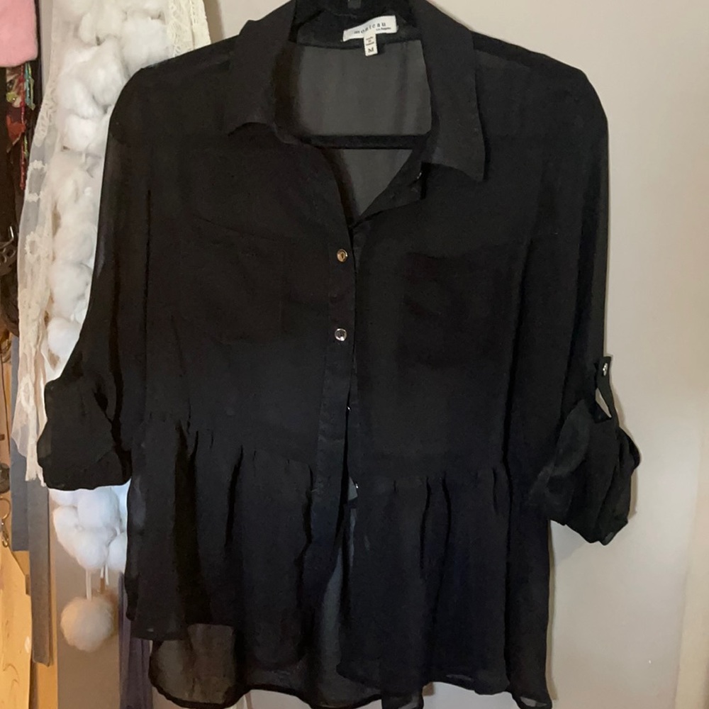 🖤3/$25 Sheer long sleeve black top with ruffled bottom & adjustable sleeves 🖤